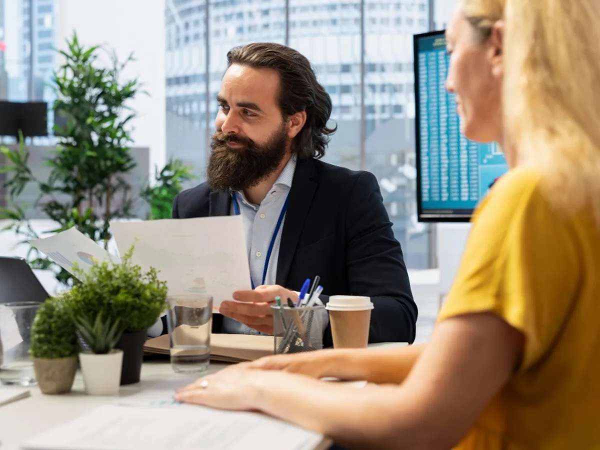 Salariul mediu din România a ajuns la aproape 6.000 de lei net. În ce domenii s-au dat cei mai mulți bani?