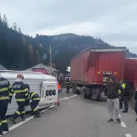 Accident grav, între o dubă de persoane și un TIR, pe DN 17. A fost activat „Planul roşu” FOTO: ISU SUCeava