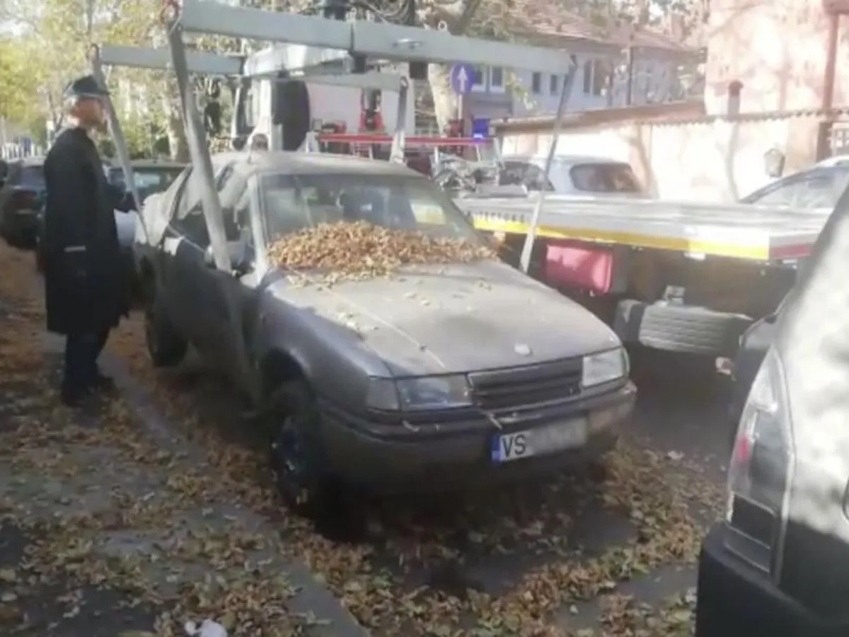 Nicușor Dan deține o rablă de Citroen BX de 2.500 €. Umblă cu un Renault Clio de 75 cai și 6.000 € - Foto: antena3.ro