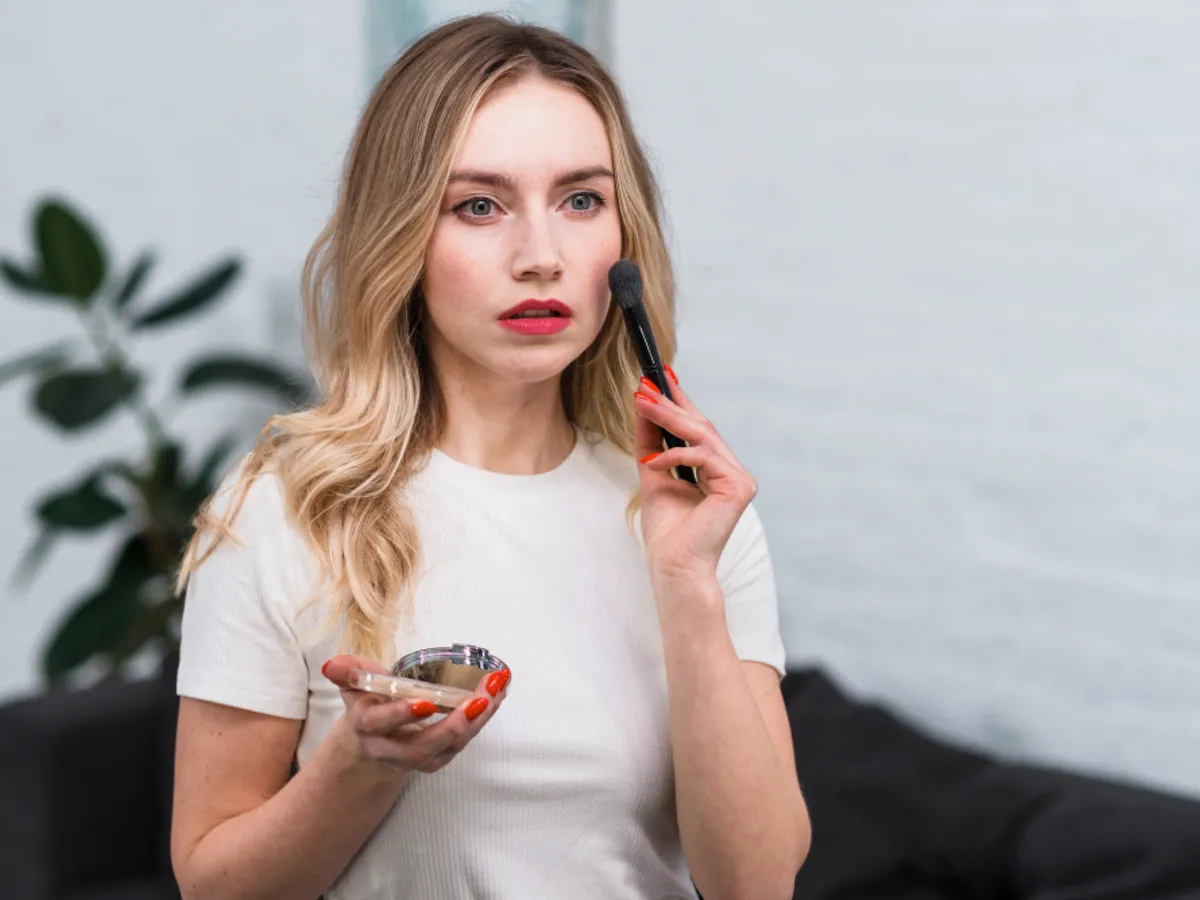 O femeie se machiază - Foto: Freepik Rol ilustrativ