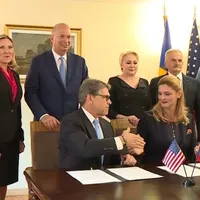 Viorica Dăncilă o fulgeră din priviri pe Ramona Mănescu, ministrul de externe care i-a luat fața la întâlnirile oficiale din SUA Foto: facebook