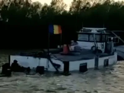 Barjă românească, gata să se scufunde în portul Reni, Ucraina - Foto: captură video Digi24