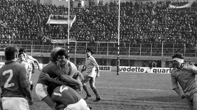 Doi jucători francezi încearcă să-l oprească pe regretatul Florică Murariu în partida câștigată de România cu 15-0 Foto: Fanatik
