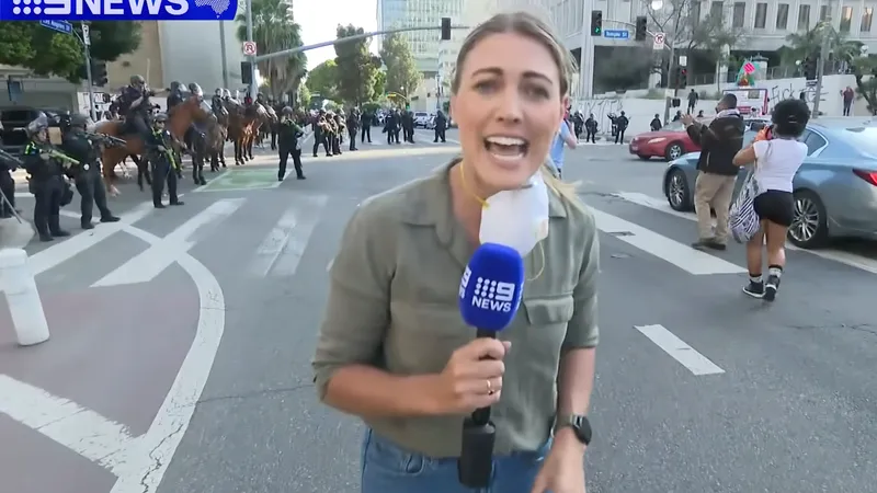 Momentul în care e împușcată o jurnalistă în timp era în direct la protestele din Los Angeles Foto: captură video TV 9News