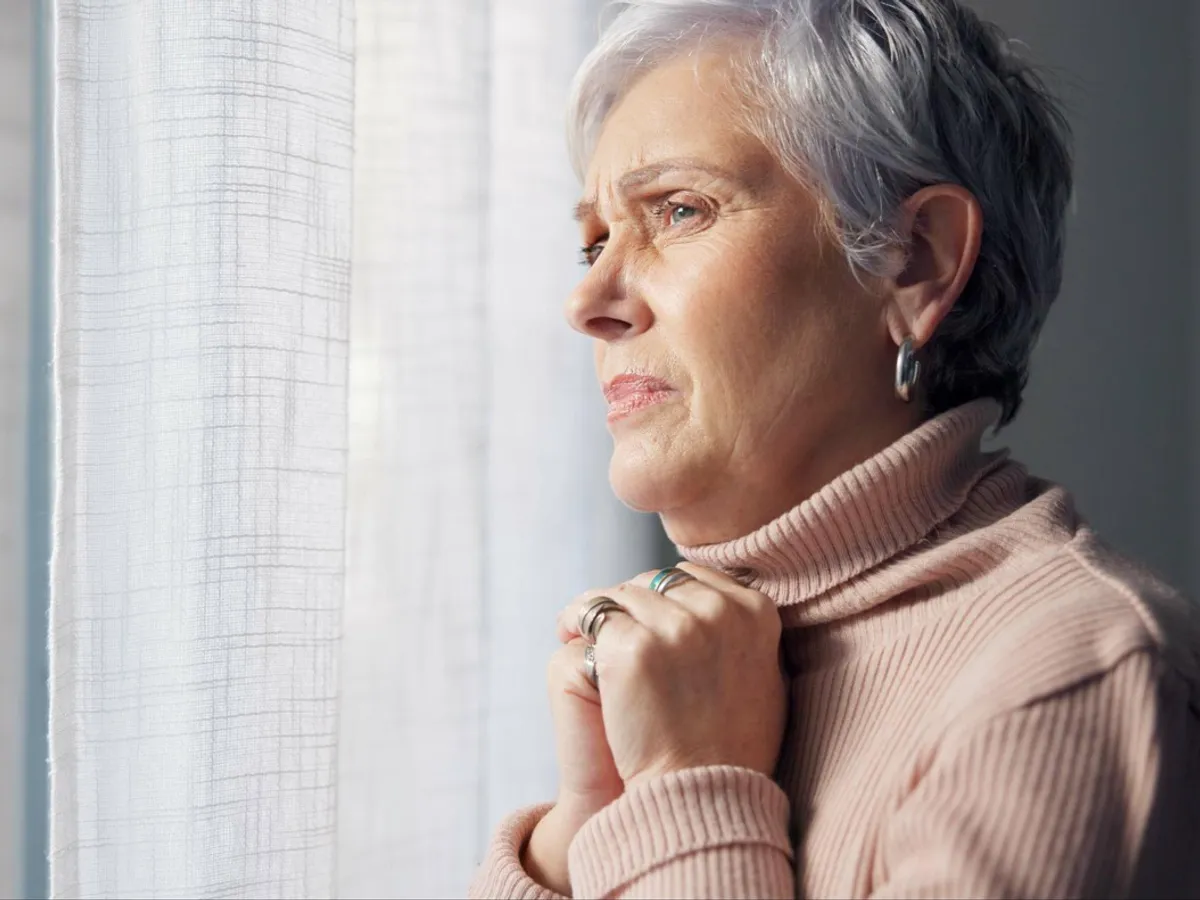 Femeie supărată la pensie - Foto: Freepik