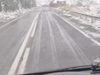 În mai multe zone montane, ninge sau cade lapoviță, iar drumarii au scos la muncă utilajele de deszăpezire. - Foto: captură video