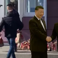 Zeci de meniuri KFC, livrate imediat la hotelul din Moscova unde președintele Chinei s-a cazat - Foto Colaj: Profimedia Images & Twitter/@maria_drutska
