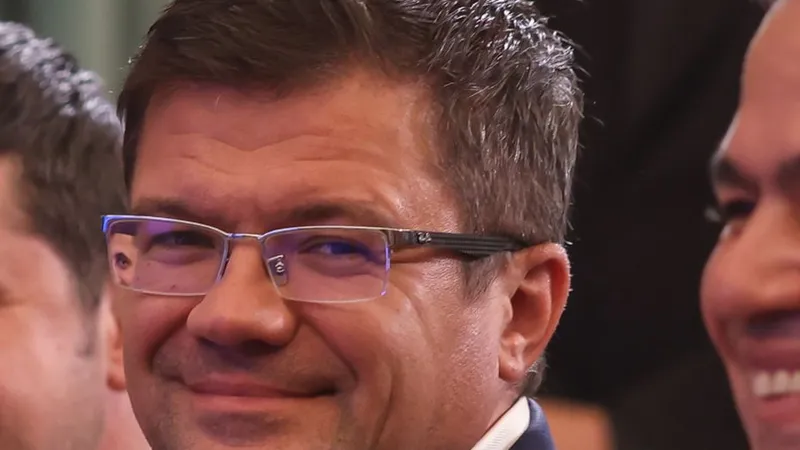 Pe repede înainte, la o ședință fulger, Costel Alexe și-a ales vicii printr-un șiretlic ingenios - Foto: INQUAM PHOTOS/Sabin Cirstoveanu