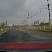 Un șofer a vrut să vadă cum stă mașina pe curbe și a sfârșit în parapetul tramvaiului 41. / Foto: captură video