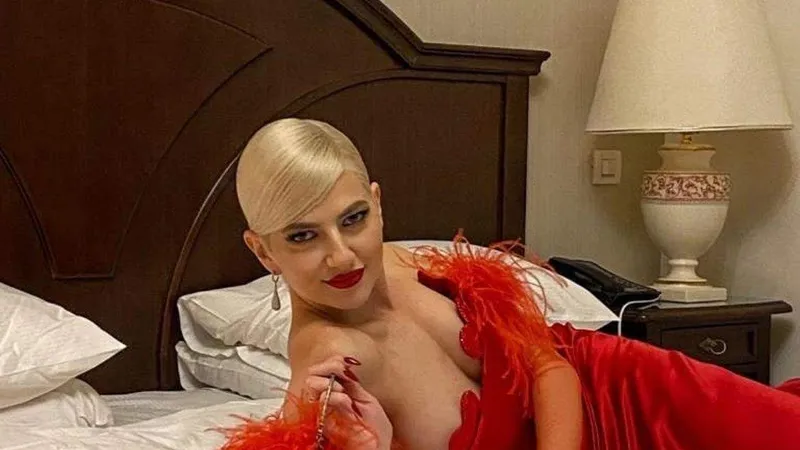 Lidia Buble începe anul incendiar și fără inhibiții, într-o rochie roșie extrem de decoltată. / Foto: spynews.ro