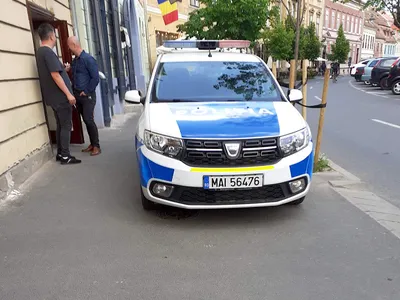 Un cetățean a sesizat la Poliție o mașină pe trotuar. Răspuns: Nu poate fi identificat numărul - Foto: turnulsfatului.ro