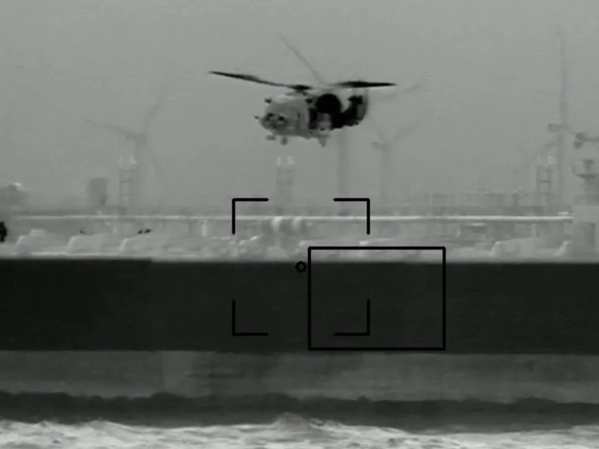 Trupele franceze descinid pe petrolierul Ethera - Foto: Profimedia Images