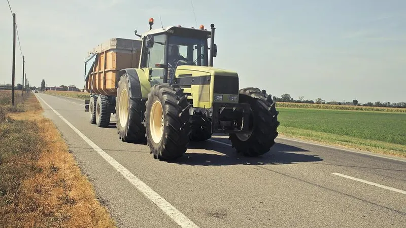 Cum poţi conduce un tractor fără permis de conducere - Foto: Freerangestock