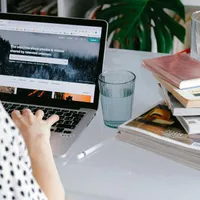Femeie navigând pe Internet, la biroul ei - Foto: Pexels/Anna Shvets