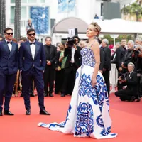 Sharon Stone a atras toate privirile pe covorul roşu de la Cannes la 64 de ani. / Foto: Profimedia