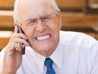 Pensionar vorbind la telefon - Foto: Freepik (Rol ilustrativ)