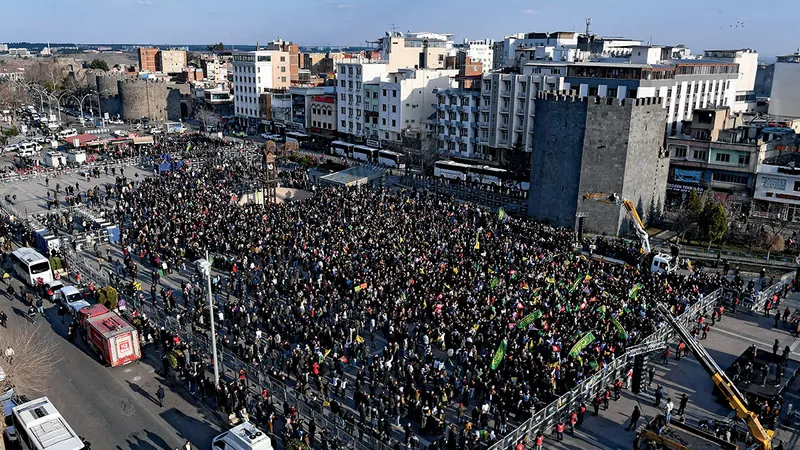 DECLARAȚIE ISTORICĂ Mulțimea reacționează pe 27 februarie la Diyarbakir, Turcia, după ce liderul PKK întemnițat, Abdullah Ocalan, a cerut partidului său să se dezarmeze și să se dizolve