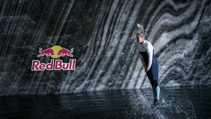 Iffland plonjează în apă cu o viteză de circa 85 km/h / Foto: Mihai Ștețcu / Red Bull