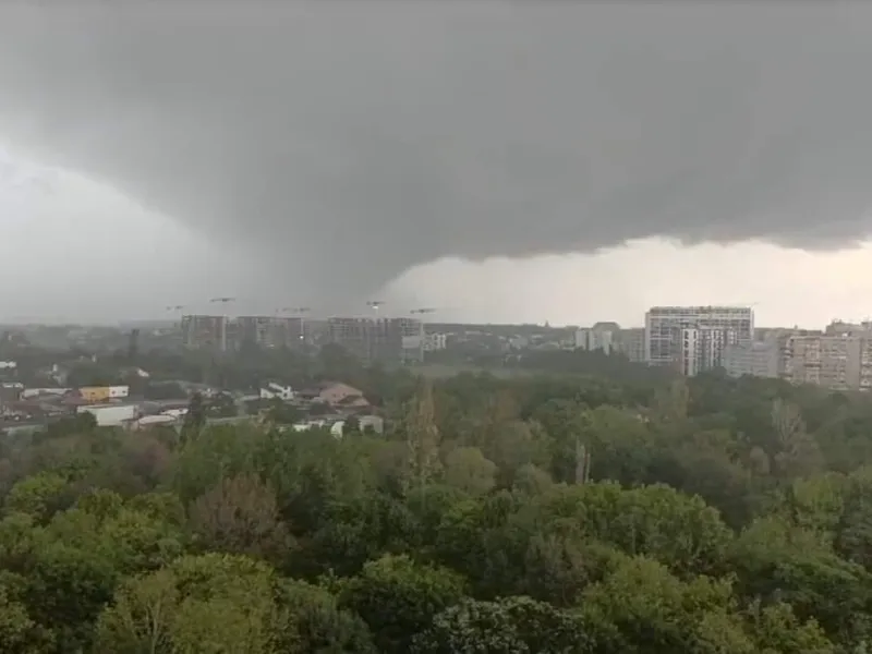 Plouă torențial în București și Ilfov. A fost emis mesaj Ro-Alert - Foto: Facebook/ România: Weather & Forecast