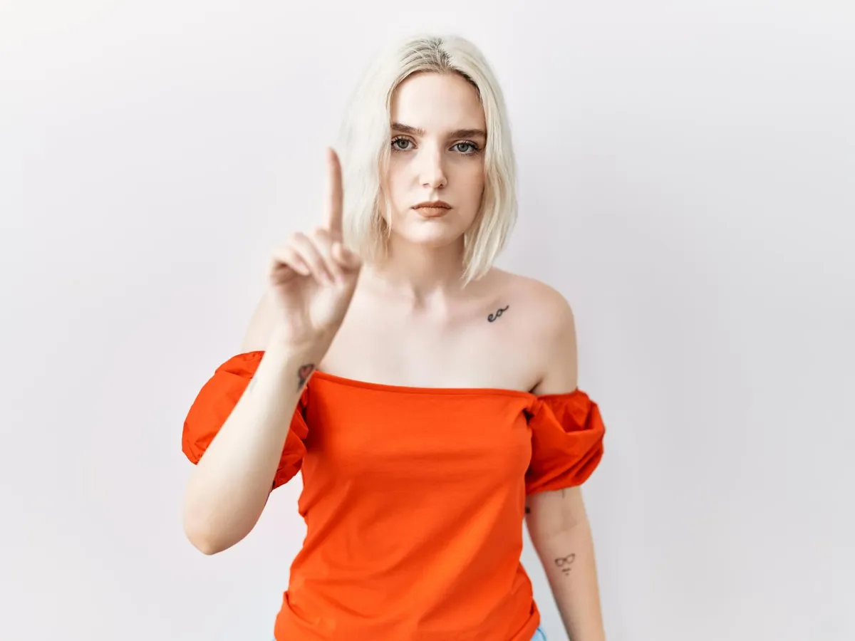 Femeie care arată ce număr este favorit - Foto: Freepik