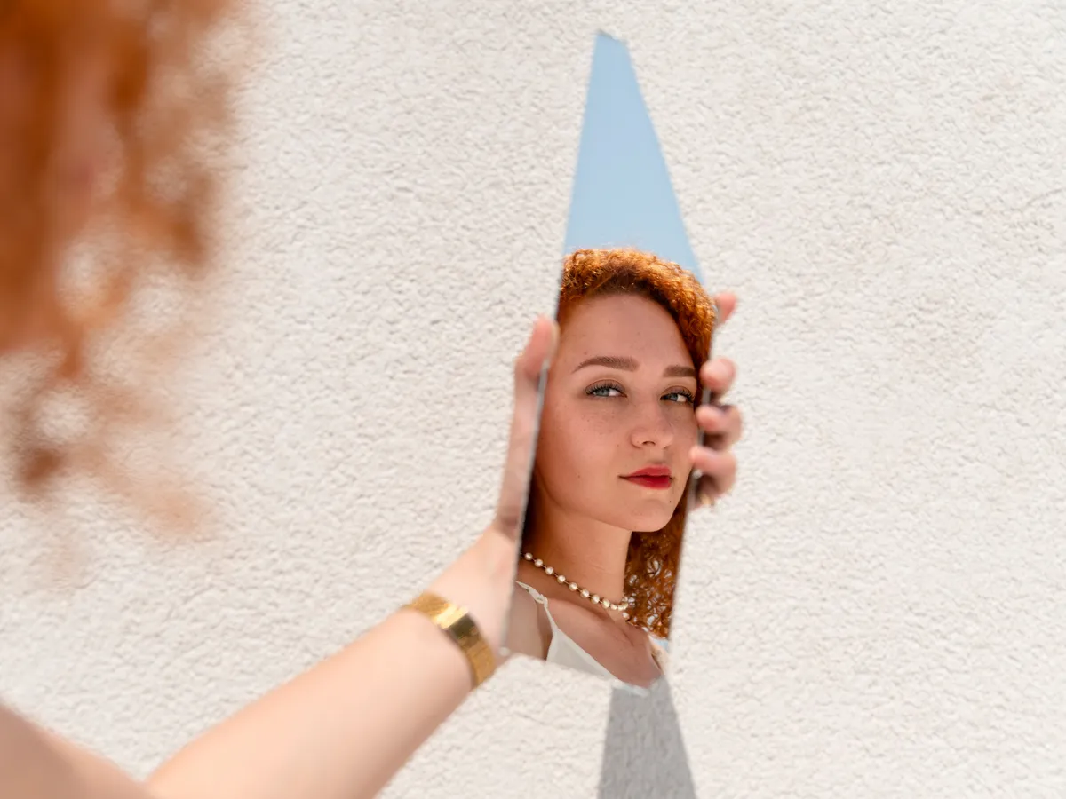 Sarea vărsată sau oglinda spartă? Semnele populare care prevestesc necazuri și pericole. Sunt superstiții?