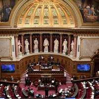 Noua reformă a pensiilor propusă de Macron a fost votată de Senatul francez în ciuda protestelor - Foto: Twitter