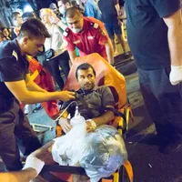 Doru Oprea, surprins în noaptea de 10 august, în timp ce era urcat în ambulanță. FOTO: Octav Drăgan / Facebook Doru Oprea