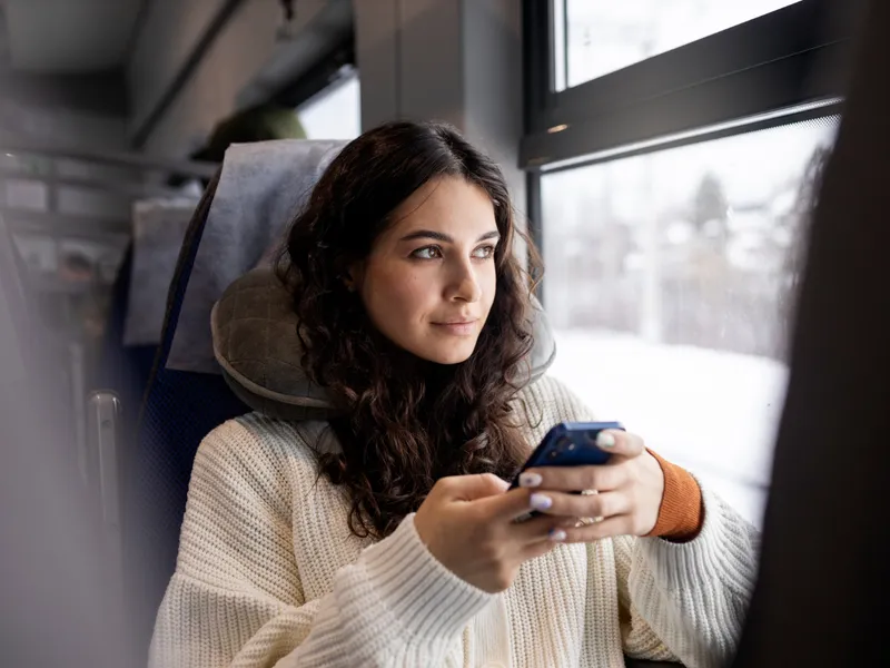 Foto: Se dau amenzi pentru pasagerii care ascultă muzică în mijloacele de transport Sursa: Freepik (rol ilustrativ)