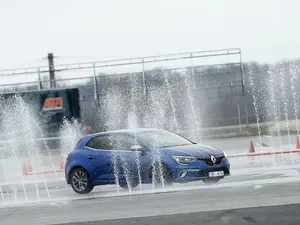 Cursul de conducere defensivă nu e curs de pilotaj. / Foto: academiatitiaur.ro