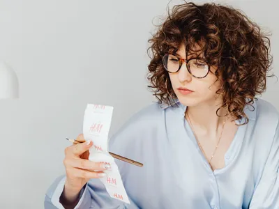 Femeie de afaceri calculându-şi bugetul - Foto: Pexels/kaboompics.com