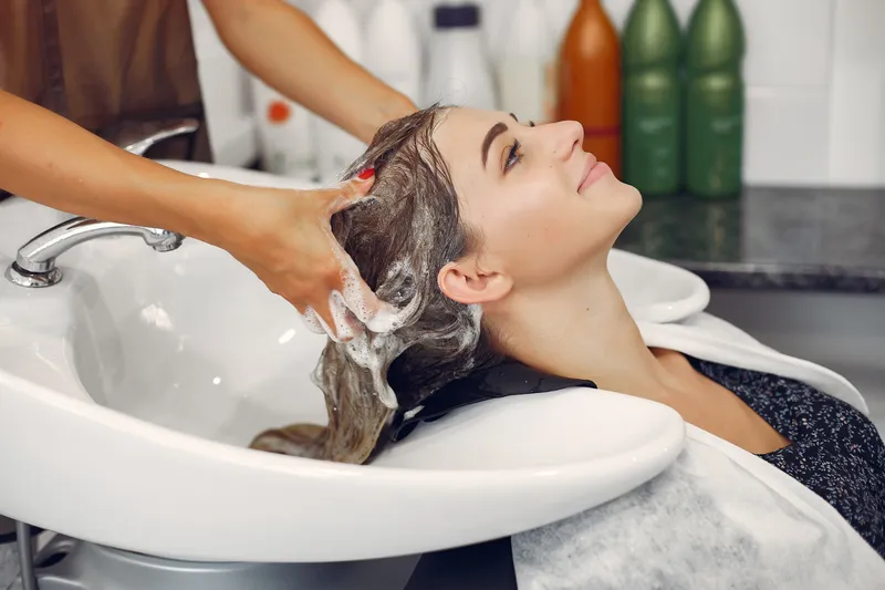 Trendul care duce la căderea și albirea părului. Ce să eviți, că să ai un scalp sănătos? - Foto: Freepik (Imagine cu rol ilustrativ)