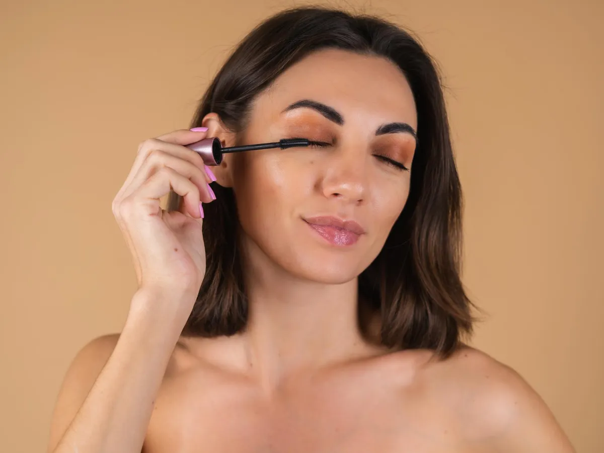 Femeie care se dă cu rimel pe gene - Foto: Freepik (Imagine cu rol ilustrativ)