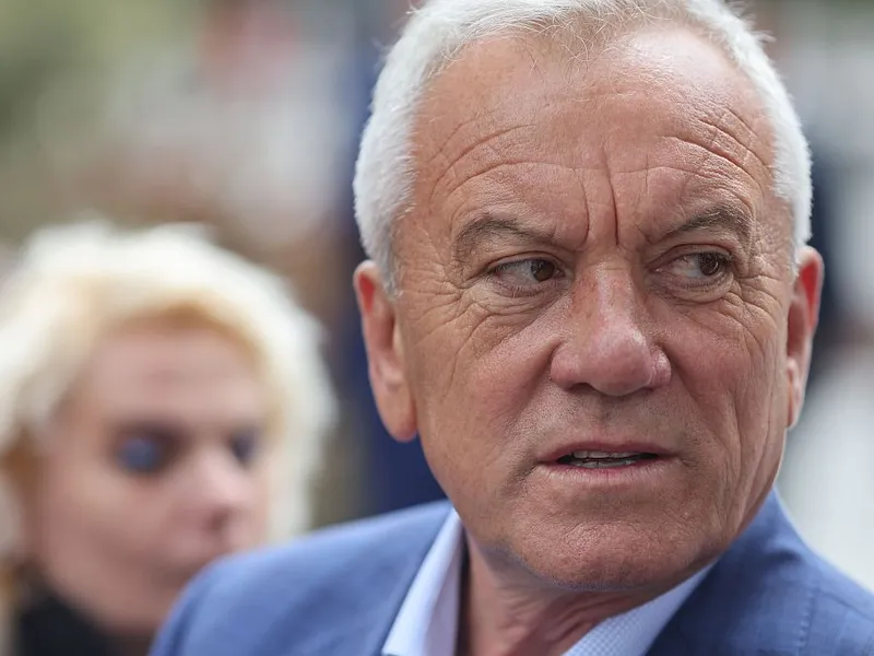 Constantin Toma, primarul Buzăului, în timpul vizitei premeirului Ciolacu în localitate - Foto: INQUAM PHOTOS/George Călin