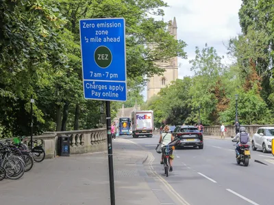 Primarul Londrei, Sadiq Khan, a anunțat că, din 2026, și șoferii de autovehicule electrice vor trebui să plătească Taxa de Congestie pentru acces în centrul metropolei - Foto: Profimedia Images
