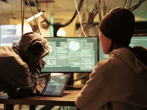 Hackeri la lucru, făcând infracţiuni - Foto: Freepik/ DC Studio