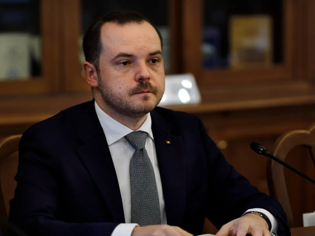 Ministrul Rogobete: Integrarea cardului de sănătate în CI, amânată din cauza temerilor de microcipuri