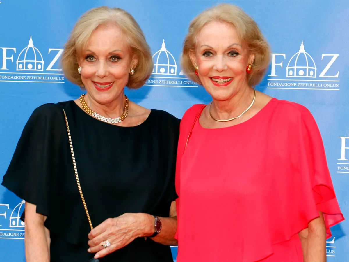 Două surori gemene, legende ale divertismentului s-au sinucis împreună. Poliția a fost anunțată din timp