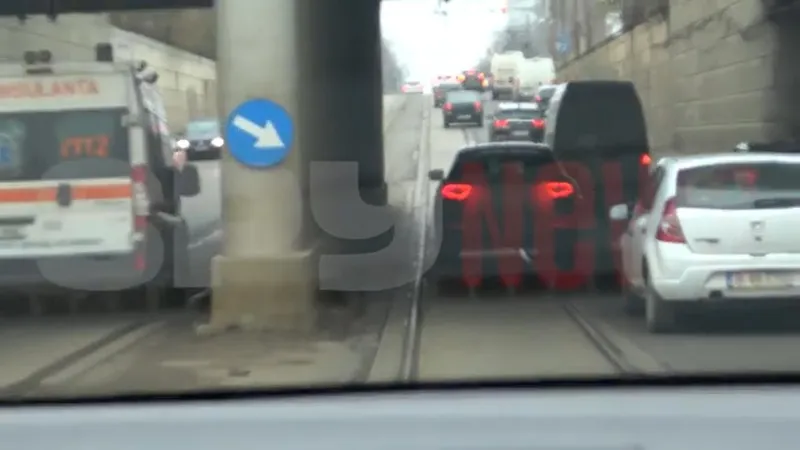Cu inel cu diamante și Maserati, Cristina Spătar se ia la întrecere cu o ambulanță în trafic. / Foto: captură video