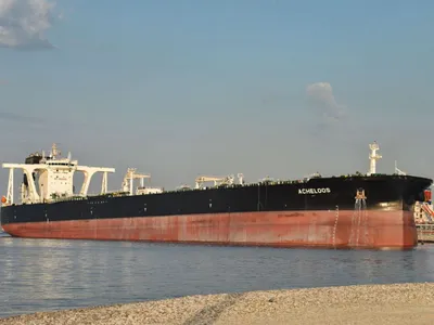 Petrolierul Dynacom ACHELOOS descarcă țiței la Agioi Theodoroi, lângă Corint, din cauza crizei din Strâmtoarea Ormuz - Foto: Profimedia Images