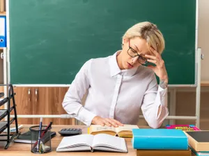 Câte cadre didactice titulare vor face naveta din toamnă. Norma didactică a crescut cu 2 ore - Foto: Freepik (Imagine cu rol ilustrativ)