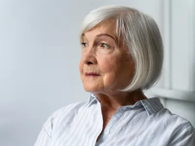 Pensionar întristat de pensie - Foto: Freepik