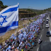 Mii de israelieni mărșăluiesc pe o autostradă spre Ierusalim în semn de protest față de planurile guvernului premierului Benjamin Netanyahu de a revizui sistemul judiciar - Foto: Profimedia Images