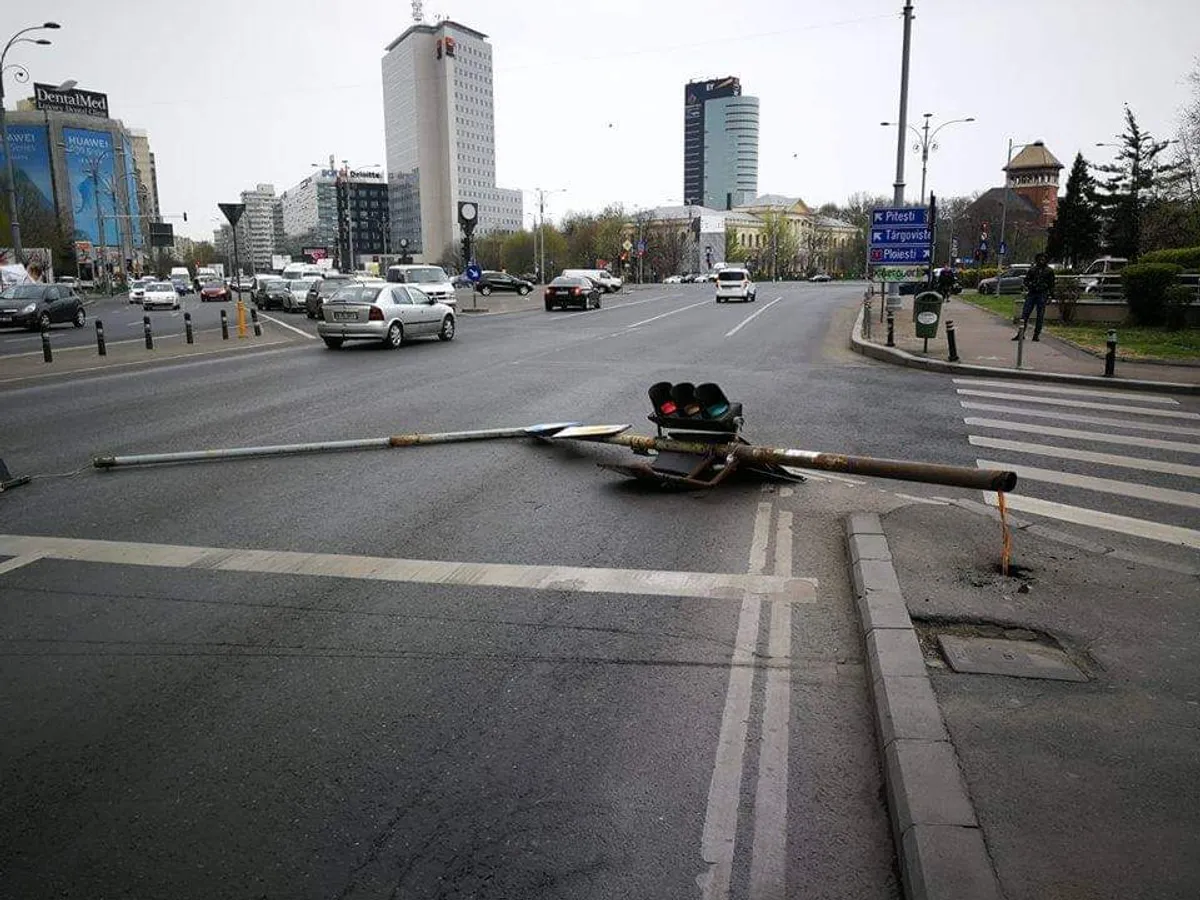 Semaforul care s-a prăbușit, marți, în Piața Victoriei Foto: Facebook