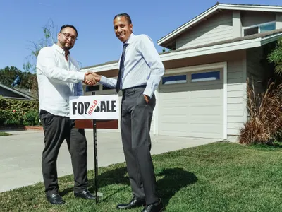 Doi bărbaţi îşi strâng mâna, în privinţa unei afaceri imobiliare - Foto: Pexels/Kindel Media