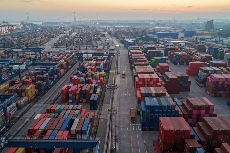 Containerele sunt stivuite &icirc;n terminalul de containere Longtan, din Nanjing, China - Foto: Profimedia Images