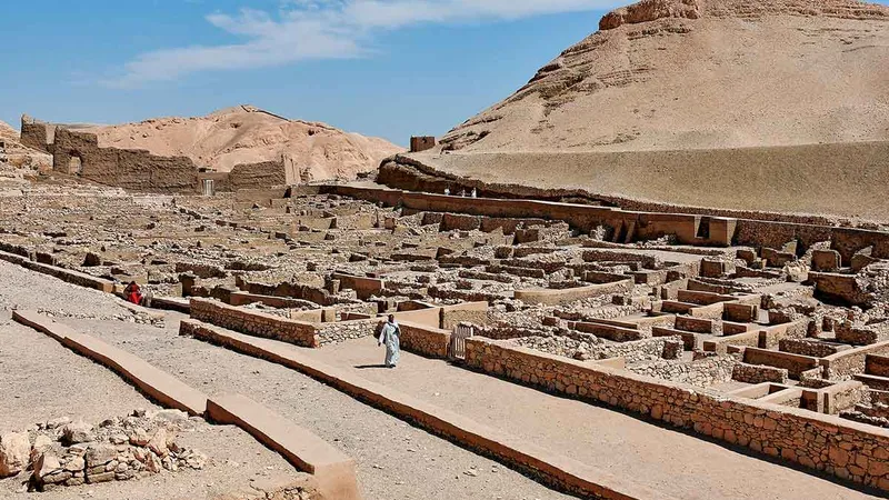 DESCOPERIREA Deir el-Bahari din necropola tebană a Egiptului de lângă Luxor, unde mumia a fost găsită de o expediție a Muzeului Metropolitan din New York în 1935