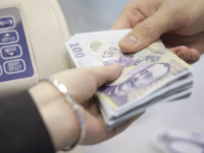 O casieră simulează operaţiuni bancare cu cash - Foto: INQUAM PHOTOS/Octav Ganea
