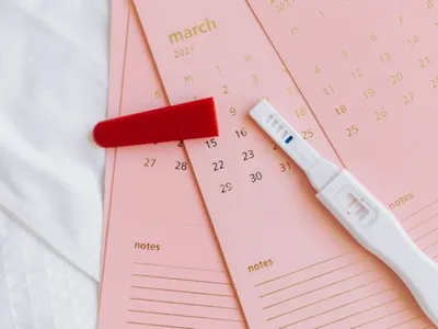 Un test de sarcină și un calendar ilustrează cât de important este momentul testării pentru obținerea unui rezultat corect - Foto: Pexels.com