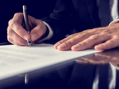 Reforma companiilor de stat, sub tirul economiștilor: „O iluzie păguboasă care perpetuează sistemul căpușă. Singura cale este privatizarea”