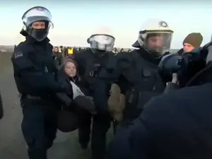 Activista de mediu Greta Thunberg a fost arestată în timpul unui protest în Germania - FOTO: Captura video